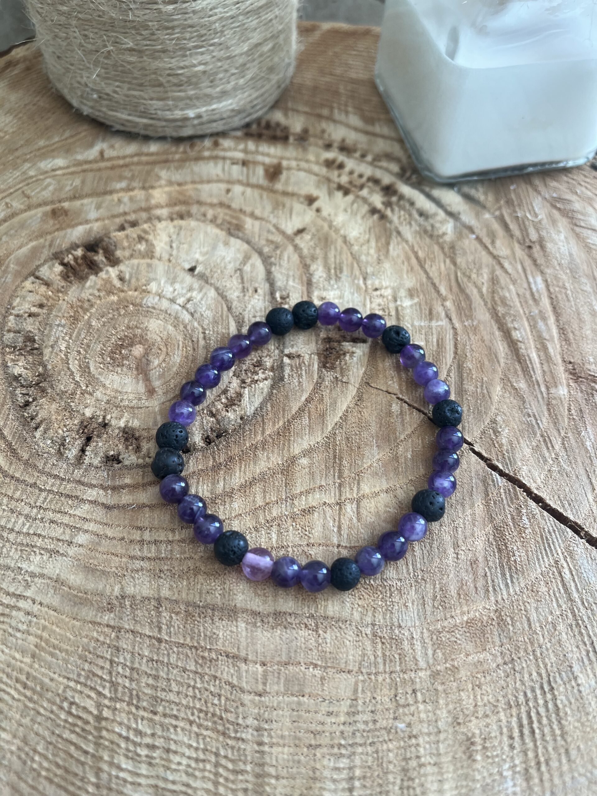 bracelet en pierre naturelle en améthyste et pierre de lave pour la sagesse et la spontanéité