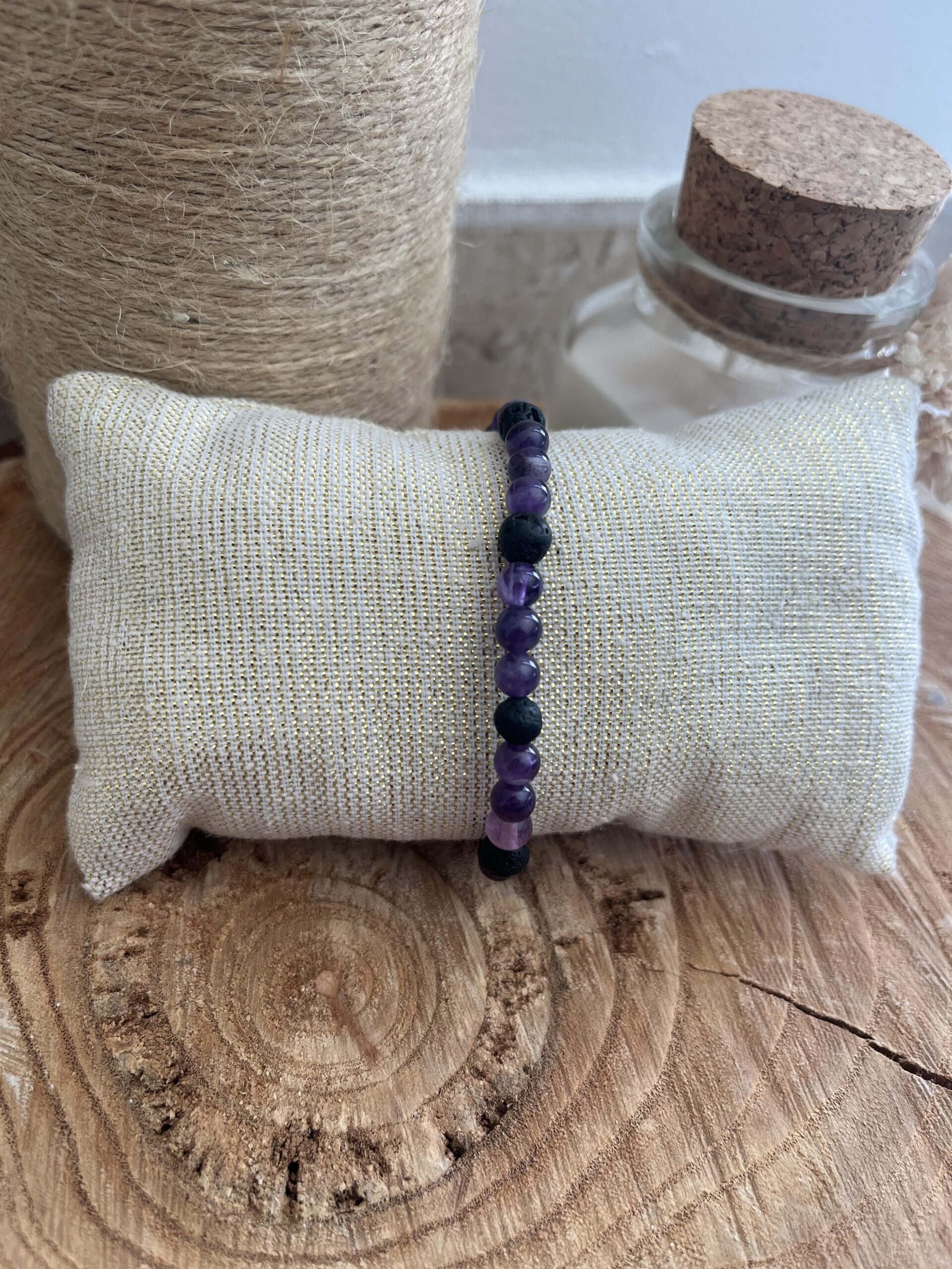 bracelet en pierre naturelle en améthyste et pierre de lave pour la sagesse et la spontanéité