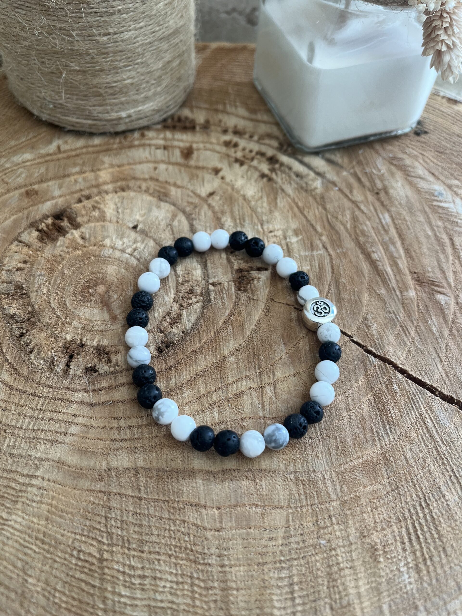 bracelet en pierre naturelle en howlite et pierre de lave pour pensées apaisantes