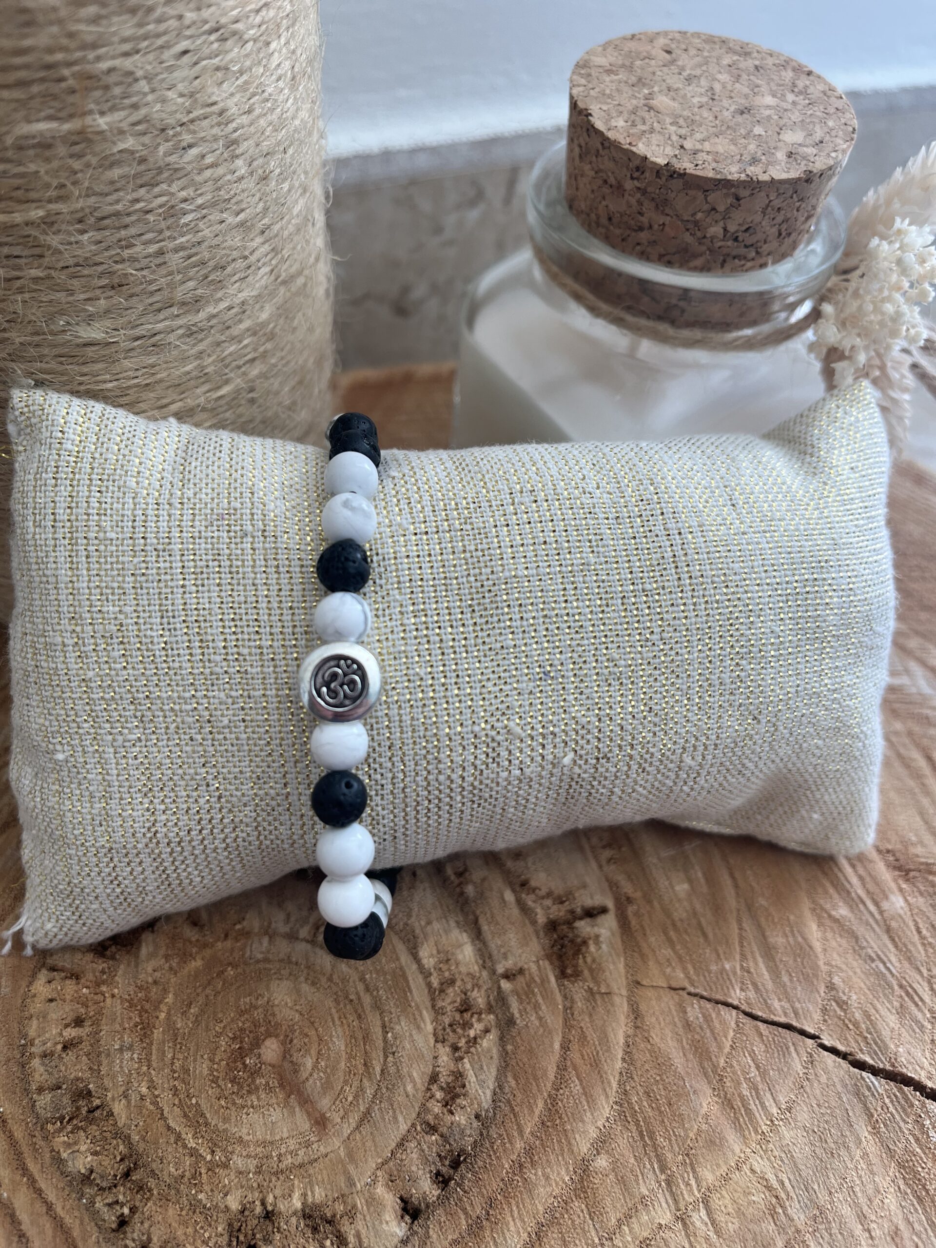 bracelet en pierre naturelle en howlite et pierre de lave pour pensées apaisantes
