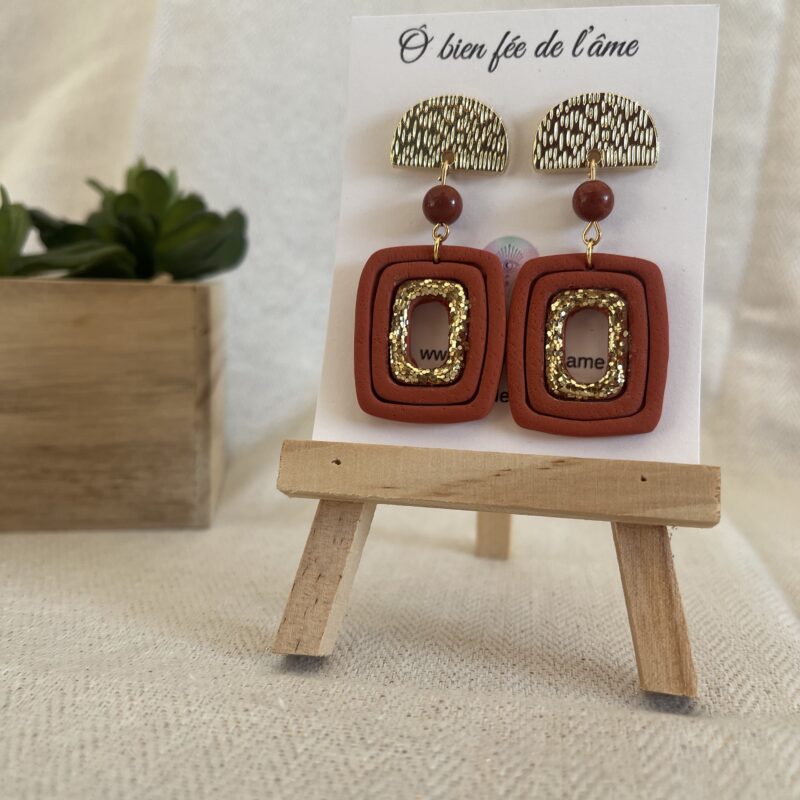 boucles d'oreilles en argile polymère terracotta et paillettes or avec pierre naturelle jaspe rouge et accroche acier inoxydable doré