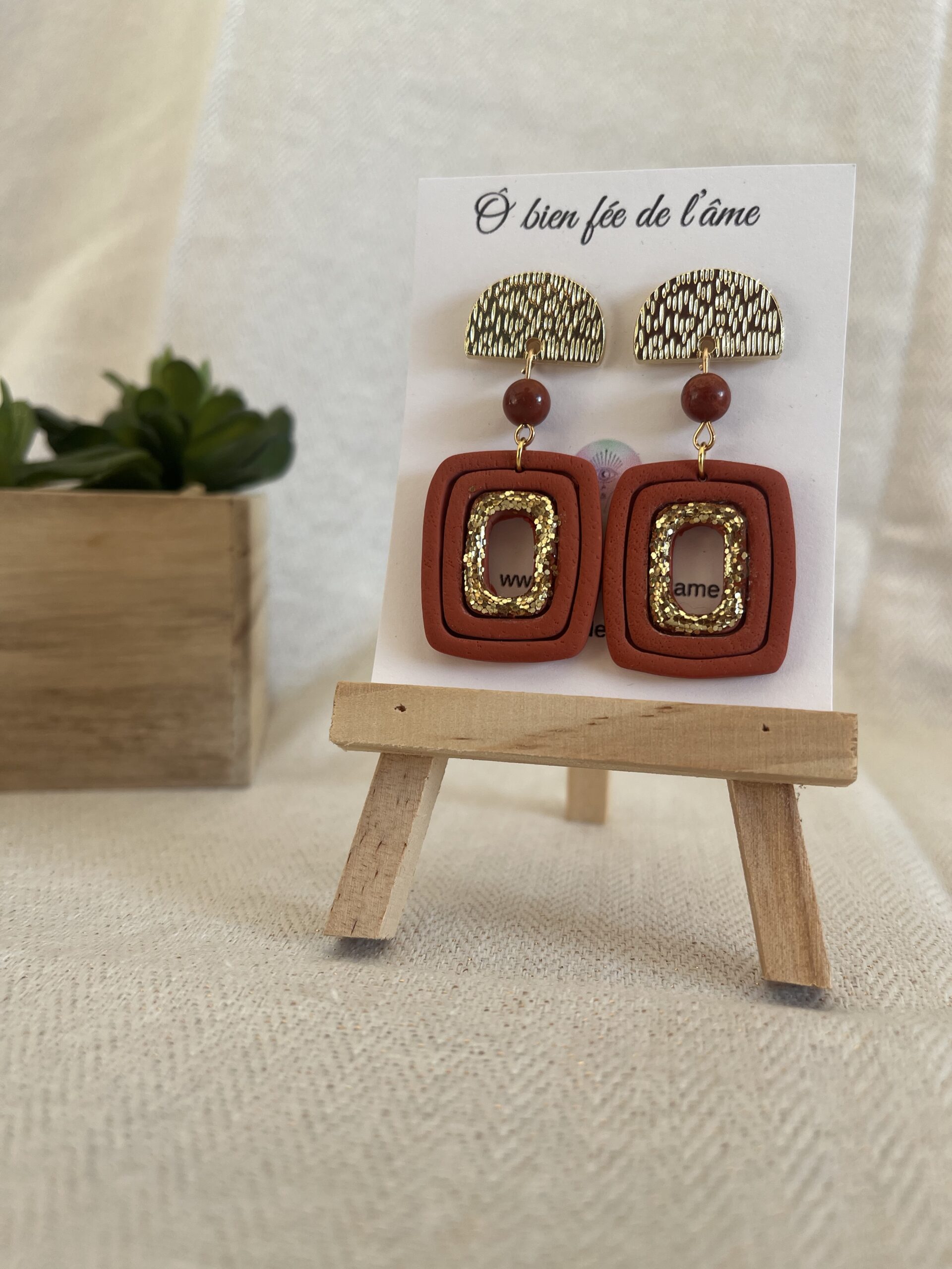 boucles d'oreilles en argile polymère terracotta et paillettes or avec pierre naturelle jaspe rouge et accroche acier inoxydable doré