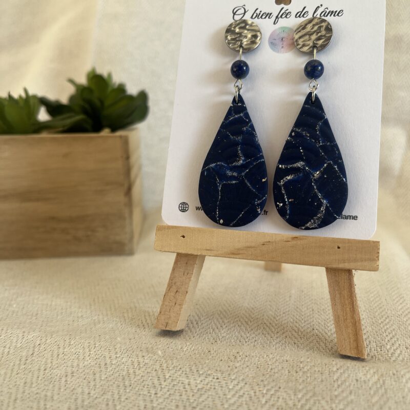boucles d'oreilles en argile polymère bleu et argenté avec pierre naturelle lapis lazuli et accroche acier inoxydable argenté