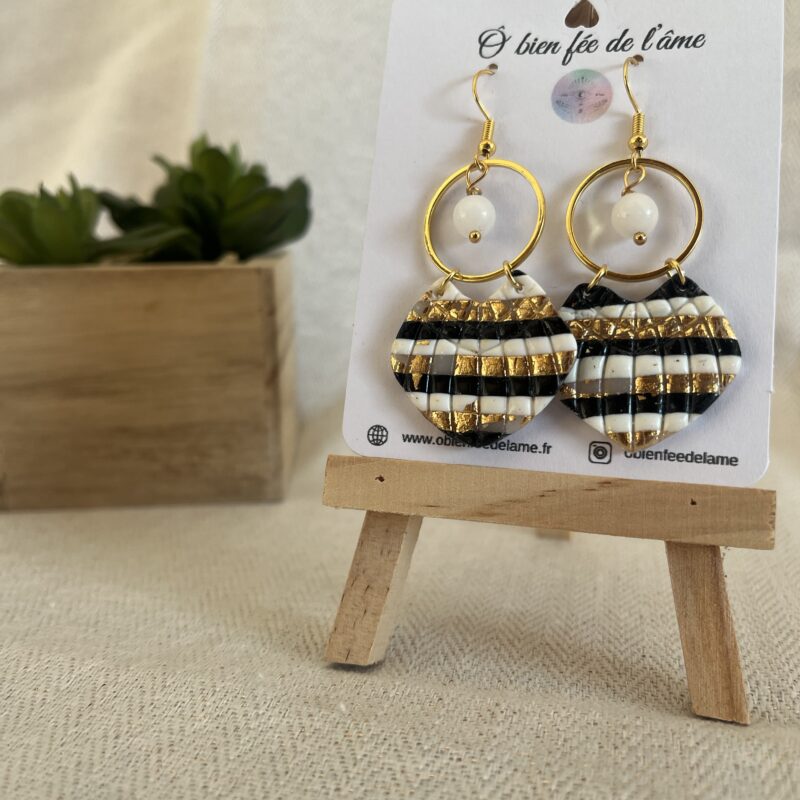 boucles d'oreilles en argile polymère blanche, noire et or avec pierre naturelle jade blanc et accroche acier inoxydable doré