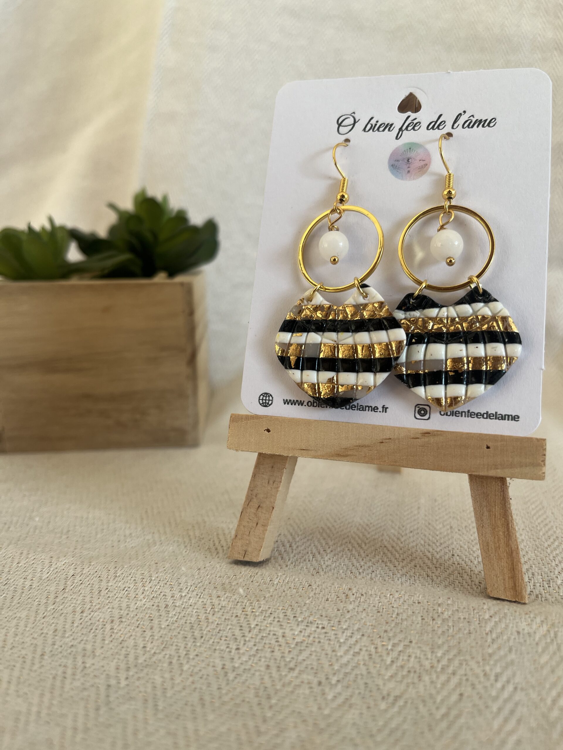 boucles d'oreilles en argile polymère blanche, noire et or avec pierre naturelle jade blanc et accroche acier inoxydable doré