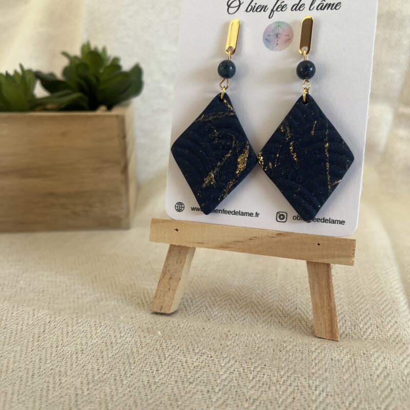 boucles d'oreilles en argile polymère bleu et or avec pierre naturelle lapis lazuli et accroche acier inoxydable doré