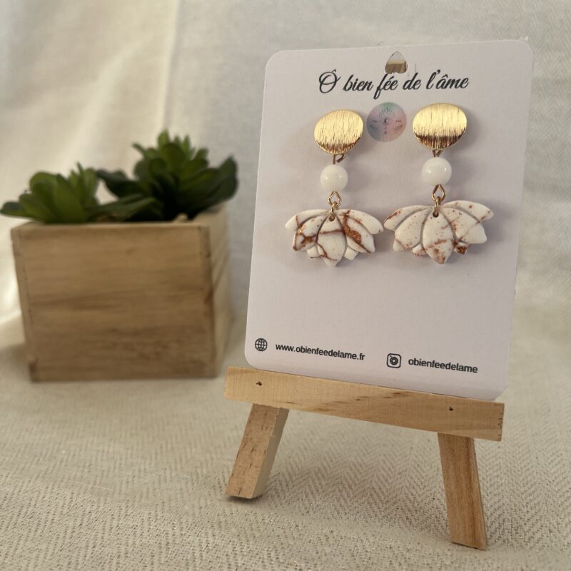 boucles d'oreilles en argile polymère blanche et or rose avec pierre naturelle jade blanc et accroche acier inoxydable doré