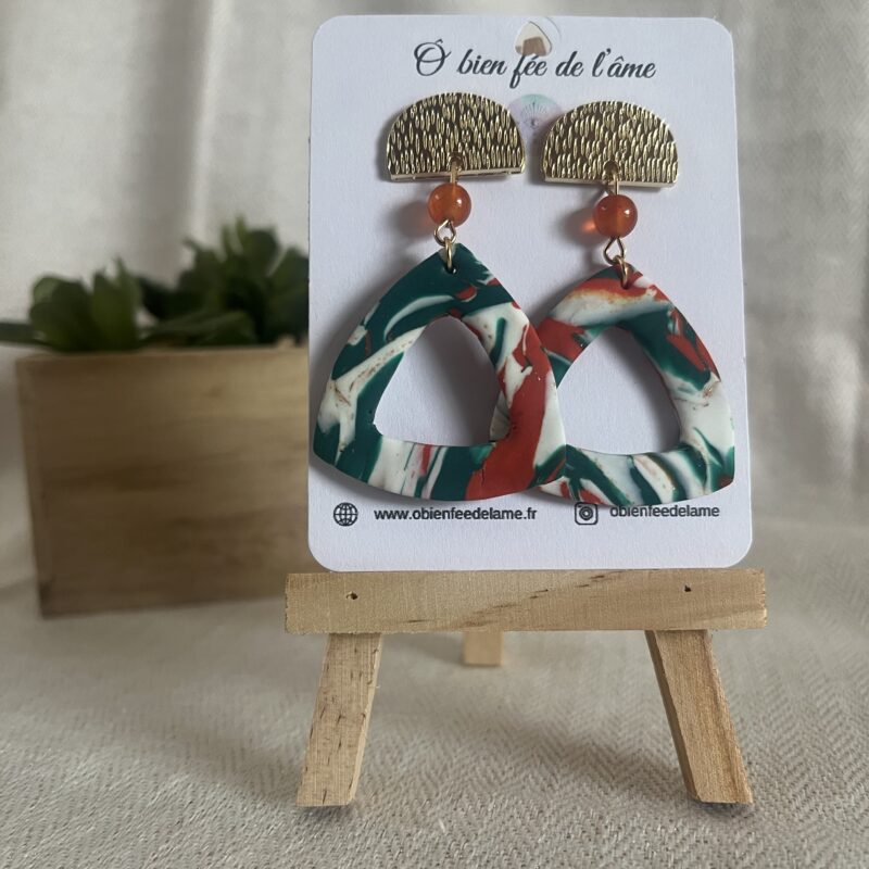 boucles d'oreilles en argile polymère blanche, verte, orange et or avec pierre naturelle cornaline et accroche acier inoxydable doré