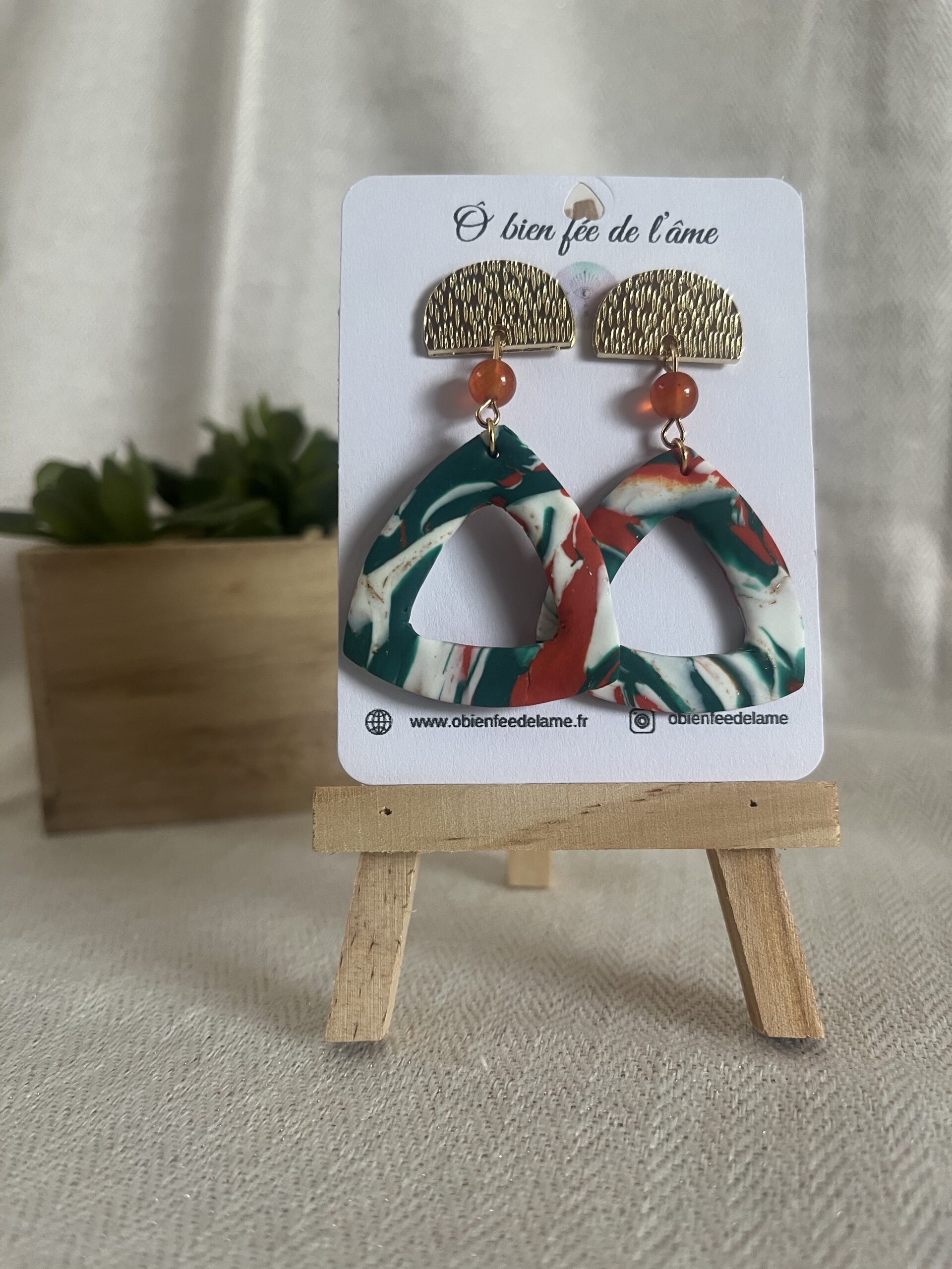 boucles d'oreilles en argile polymère blanche, verte, orange et or avec pierre naturelle cornaline et accroche acier inoxydable doré