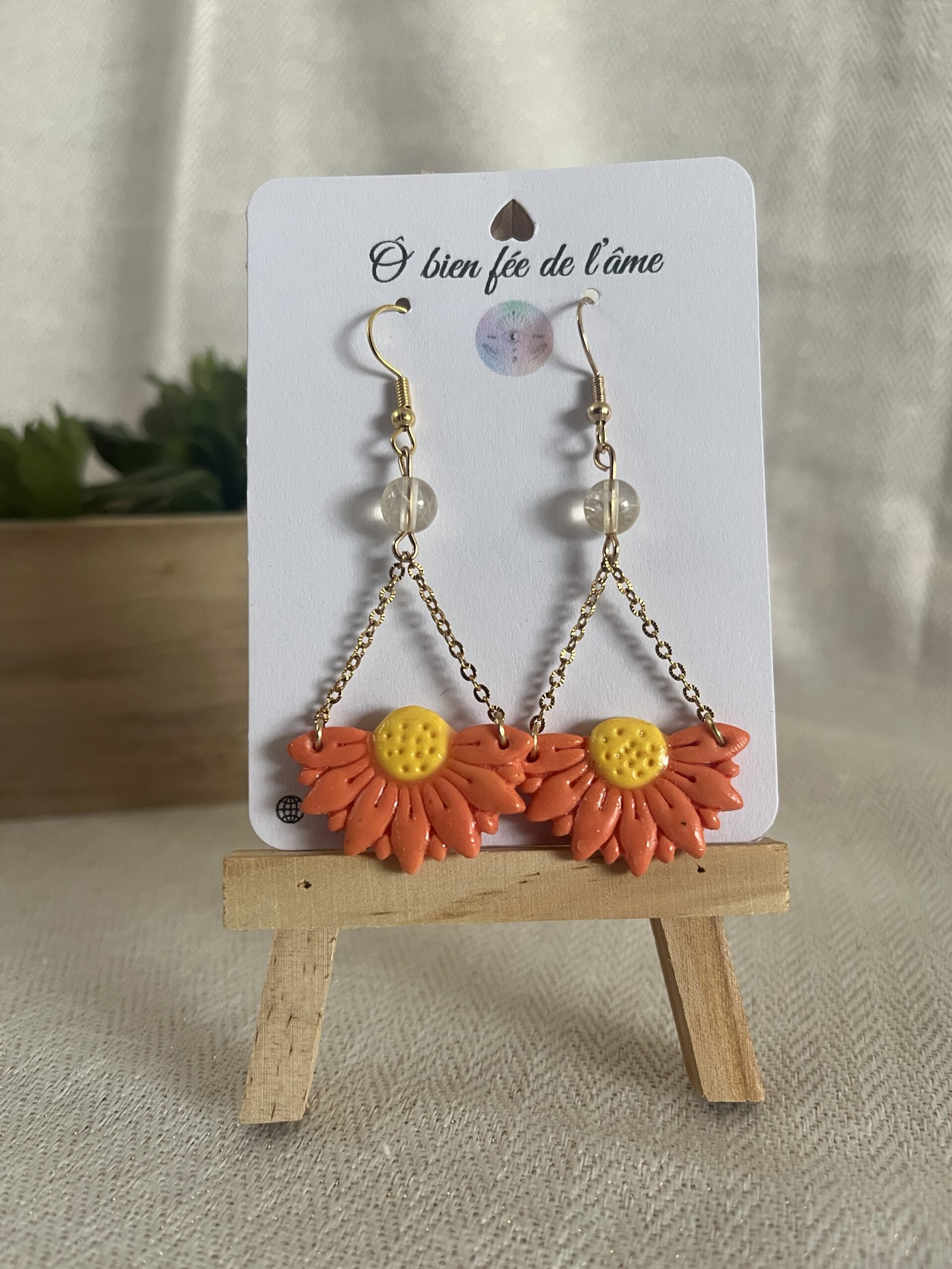 boucles d'oreilles fleur en argile polymère orange et jaune avec pierre naturelle citrine et accroche acier inoxydable doré