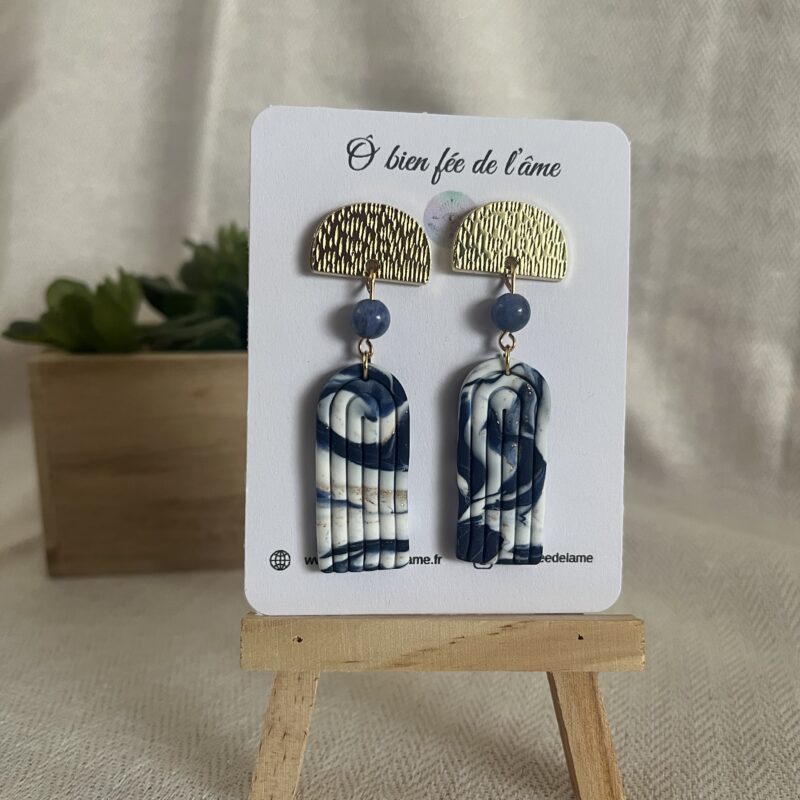 boucles d'oreilles en argile polymère bleu, blanc et or avec pierre naturelle sodalite et accroche acier inoxydable doré