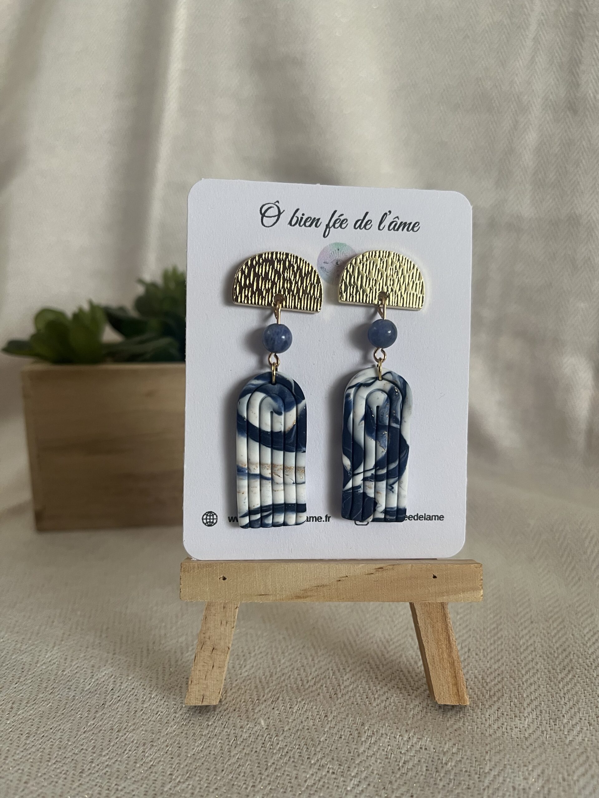 boucles d'oreilles en argile polymère bleu, blanc et or avec pierre naturelle sodalite et accroche acier inoxydable doré