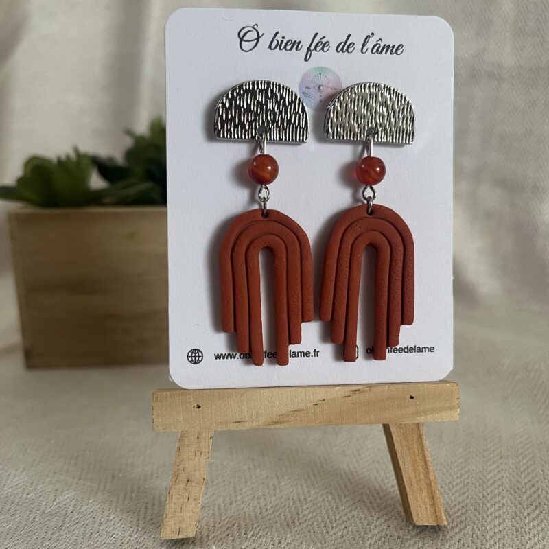 boucles d'oreilles en argile polymère terracotta avec pierre naturelle cornaline et accroche acier inoxydable argenté