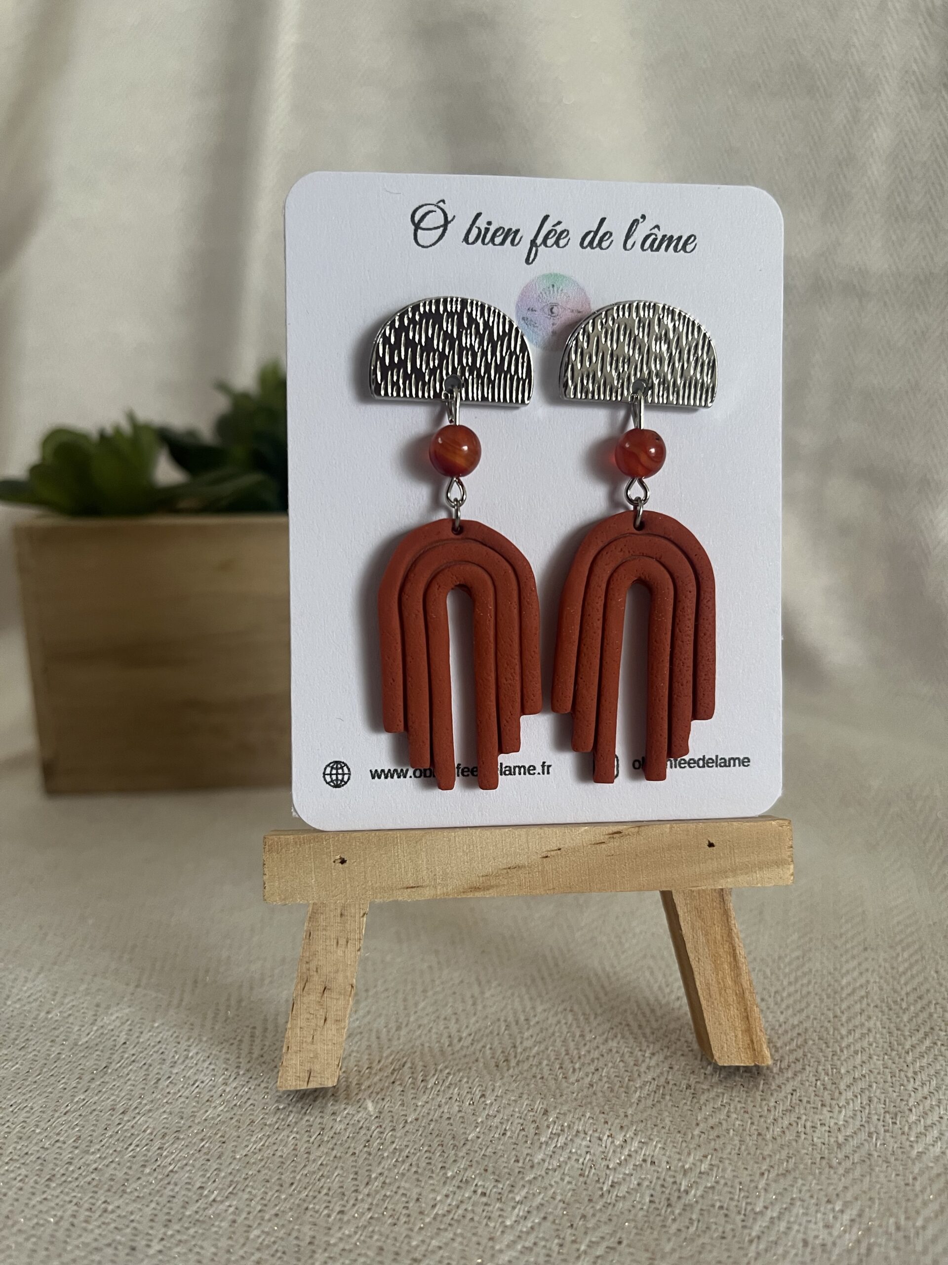 boucles d'oreilles en argile polymère terracotta avec pierre naturelle cornaline et accroche acier inoxydable argenté