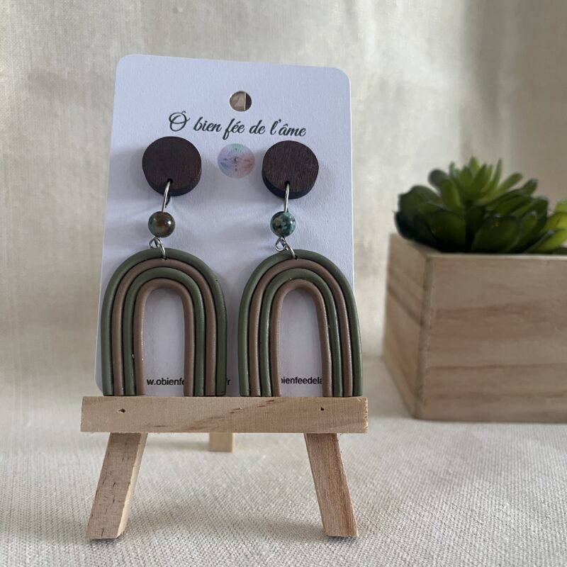 boucles d'oreilles arc en ciel marron et vert en argile polymère avec pierre naturelle de turquoise africaine et breloque argenté et bois