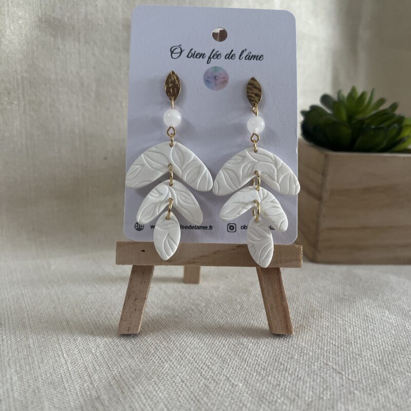 boucles d'oreilles feuilles blanche en argile polymère avec pierre naturelle de jade blanc et breloque doré