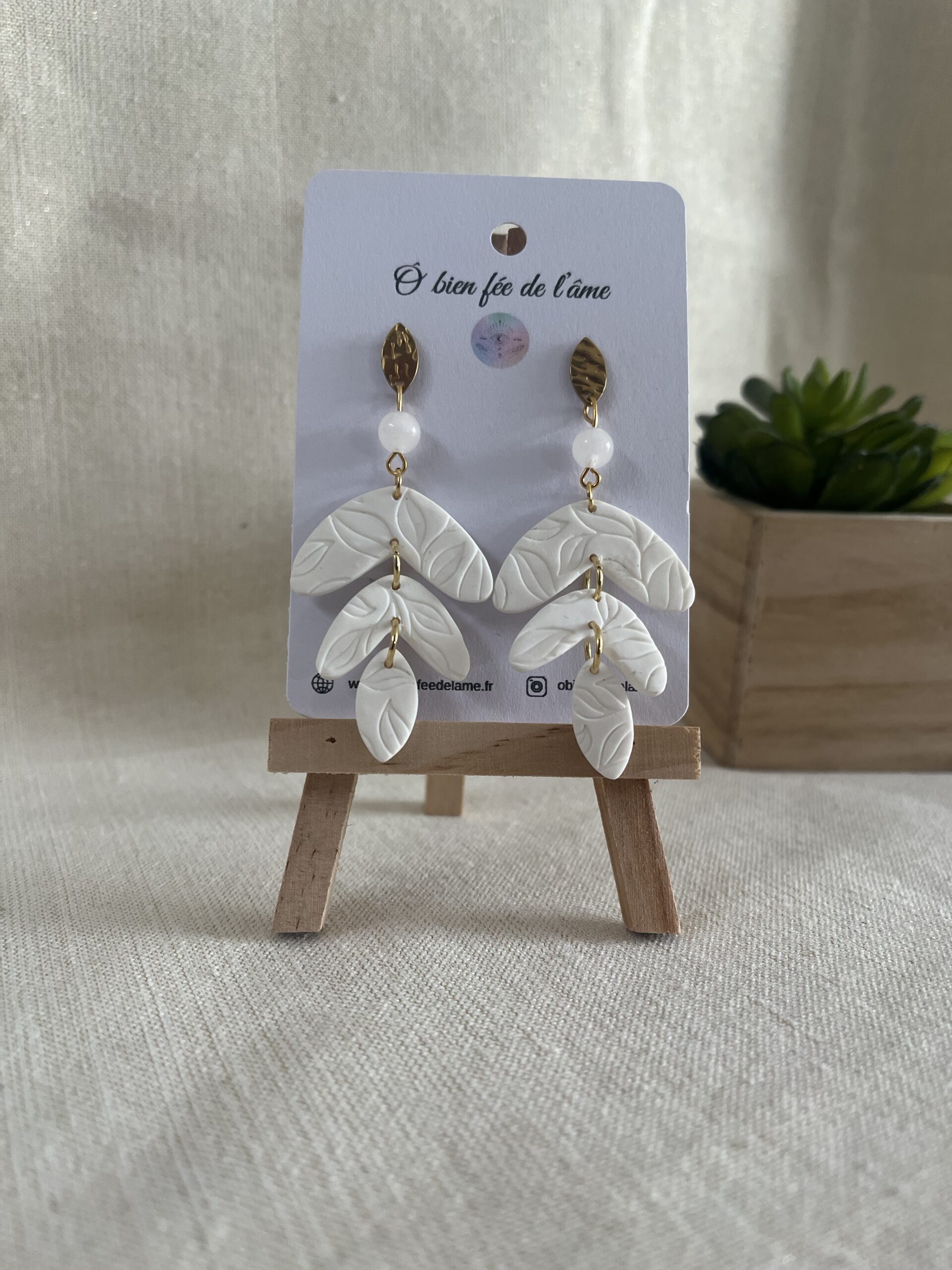 boucles d'oreilles feuilles blanche en argile polymère avec pierre naturelle de jade blanc et breloque doré