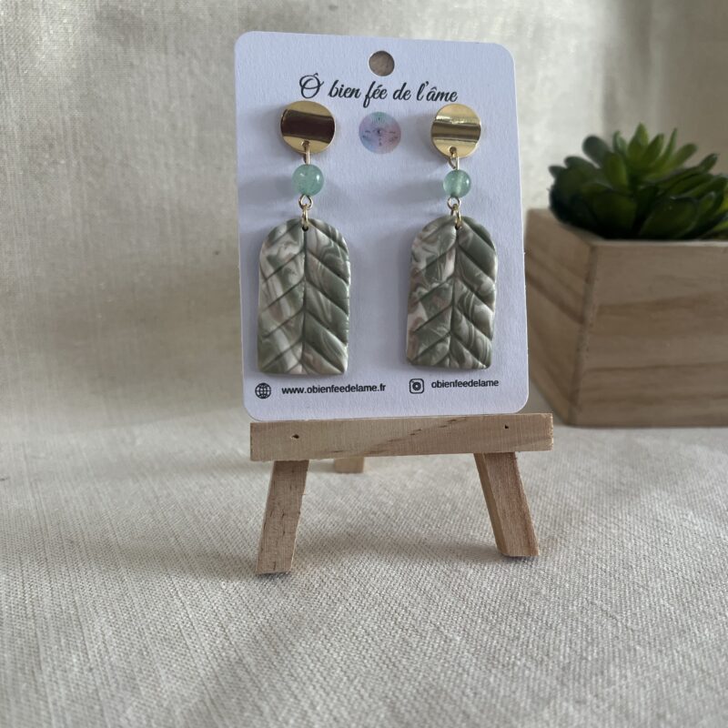 boucles d'oreilles verte et beige en argile polymère avec pierre naturelle d'aventurine et breloque doré