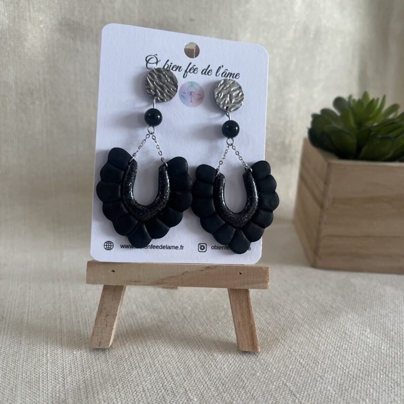 boucles d'oreilles noire et paillettes en argile polymère avec pierre naturelle de tourmaline et breloque argenté