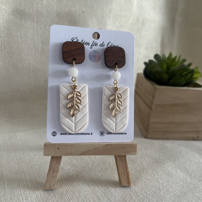 boucles d'oreilles blanche en argile polymère avec pierre naturelle de jade blanc et breloque feuille doré et clou en bois