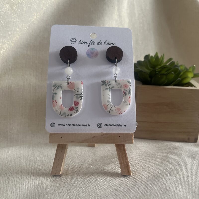 boucles d'oreilles blanche et fleuri en argile polymère avec pierre naturelle de jade blanc et breloque argenté et bois
