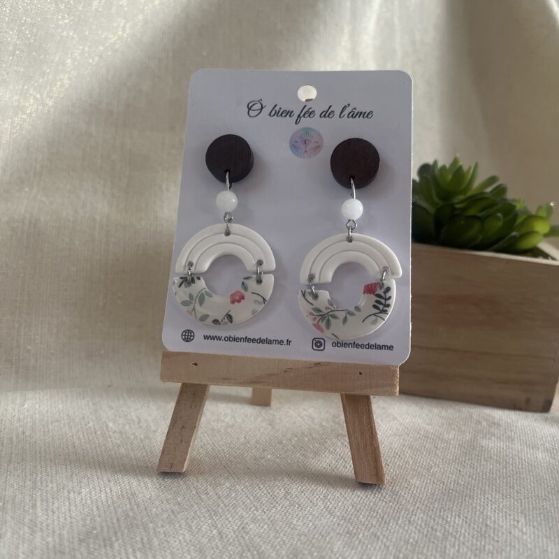 boucles d'oreilles blanche et fleuri en argile polymère avec pierre naturelle de jade blanc et breloque argenté et bois
