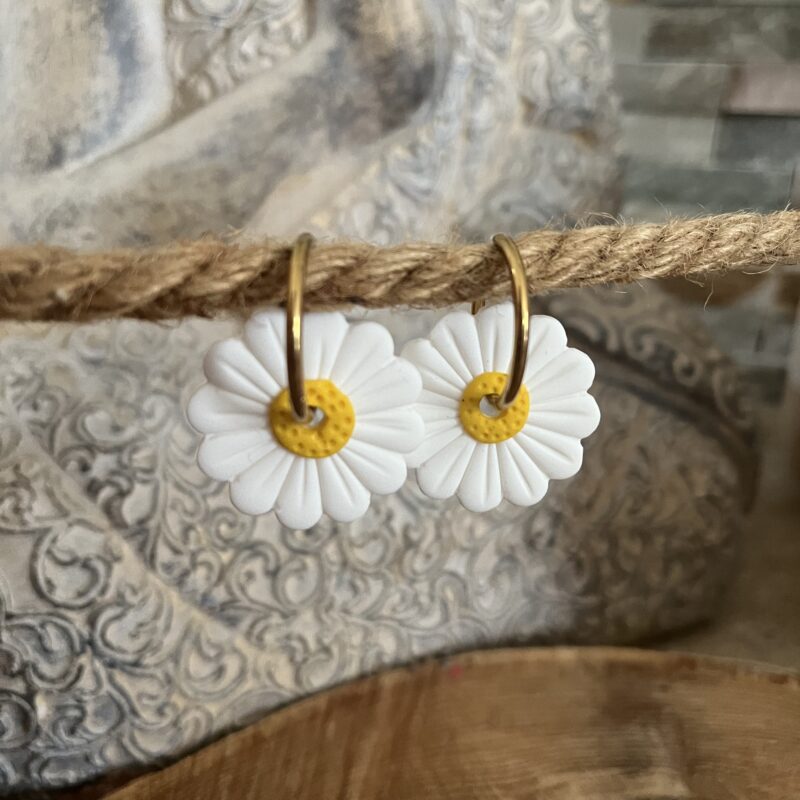 boucles d'oreilles pampilles interchangeables. création artisanale fait main en argile polymère forme de marguerite