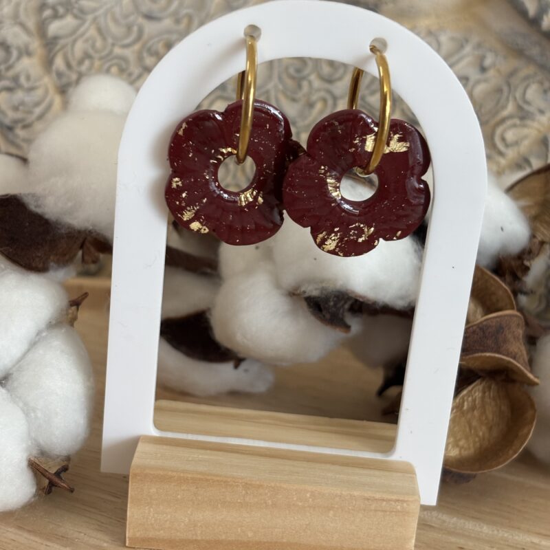 boucles d'oreilles pampilles avec créoles en acier inoxydable fabriqué à la main en argile polymère fleur bordeaux et or