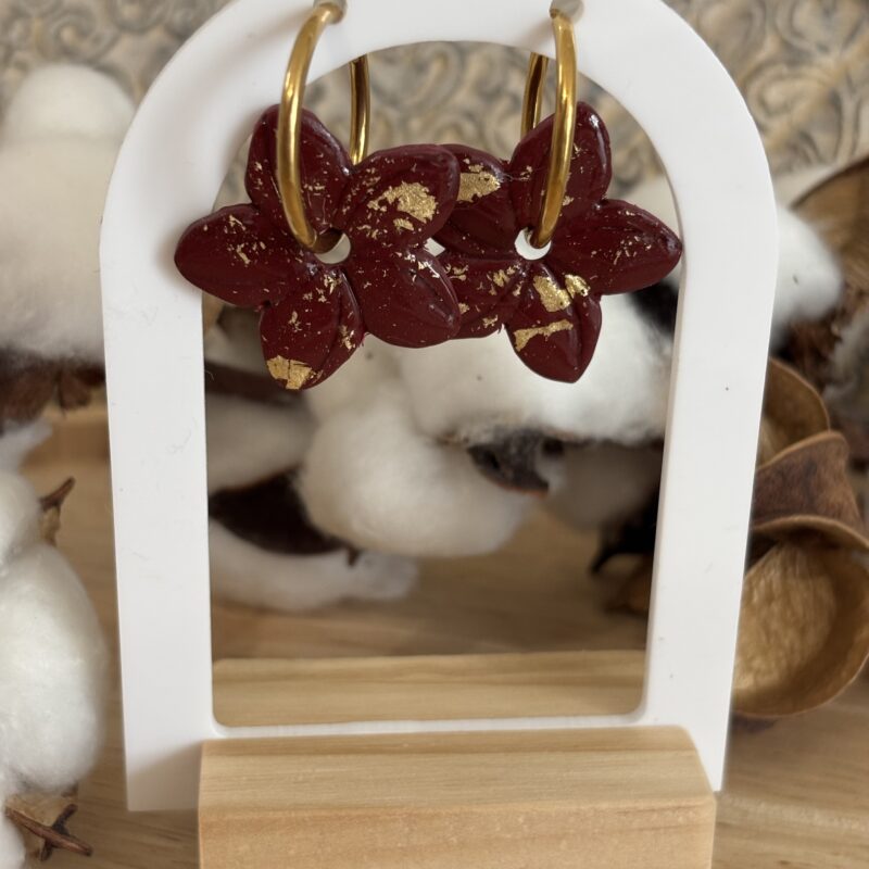 boucles d'oreilles pampilles avec créoles en acier inoxydable fabriqué à la main en argile polymère fleur bordeaux et or
