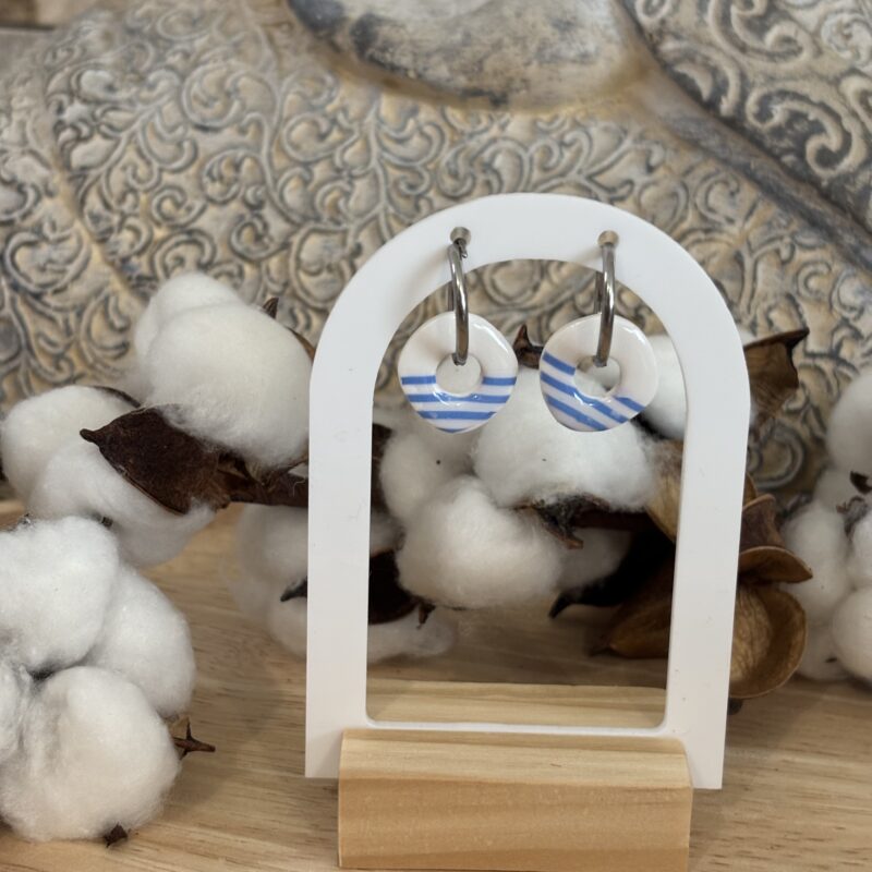 boucles d'oreilles pampilles avec créoles en acier inoxydable fabriqué à la main en argile polymère mini rond blanc et bleu marinière