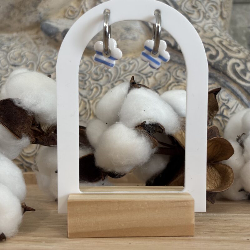 boucles d'oreilles pampilles avec créoles en acier inoxydable fabriqué à la main en argile polymère mini fleur blanc et bleu marinière