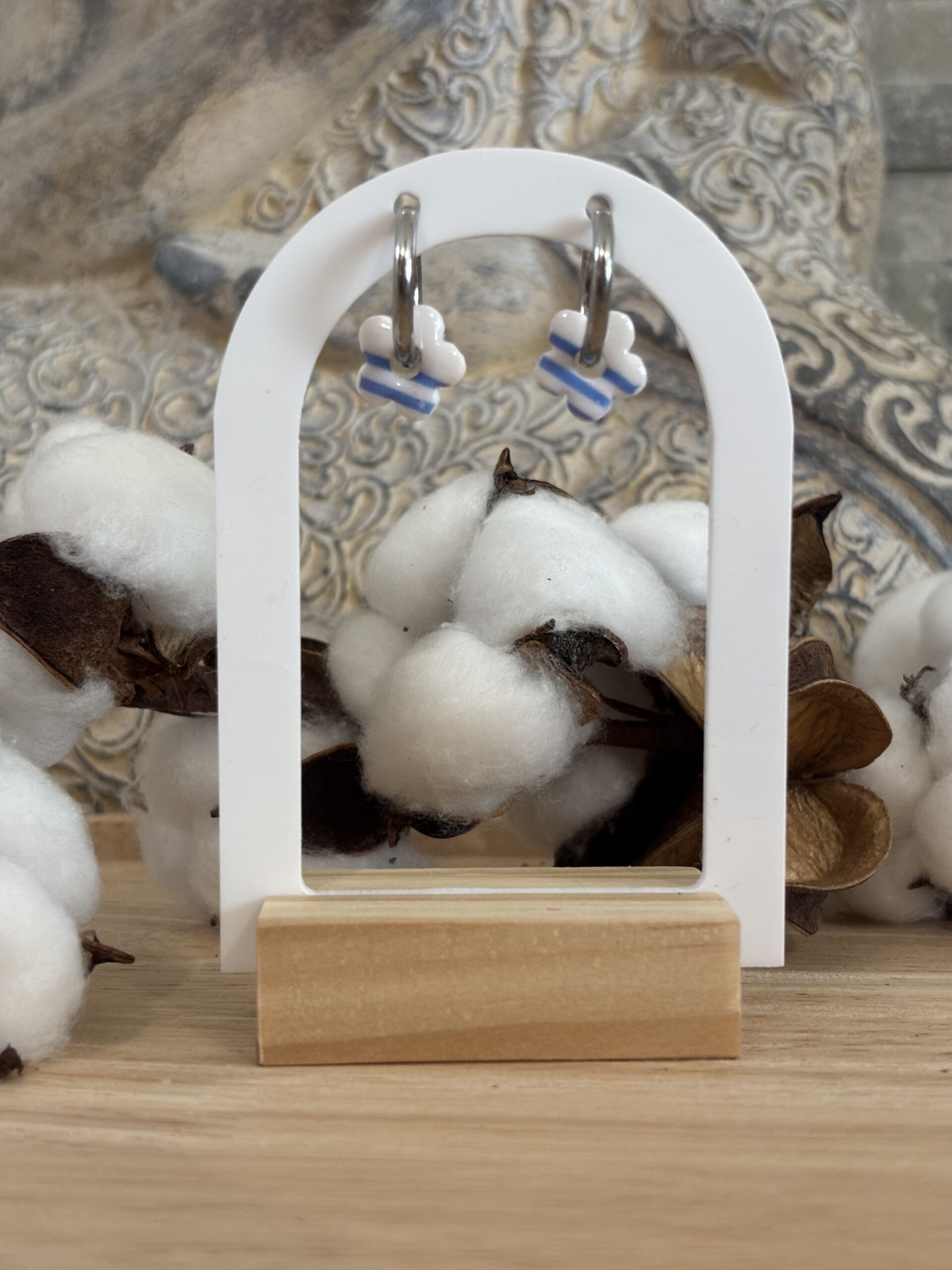 boucles d'oreilles pampilles avec créoles en acier inoxydable fabriqué à la main en argile polymère mini fleur blanc et bleu marinière