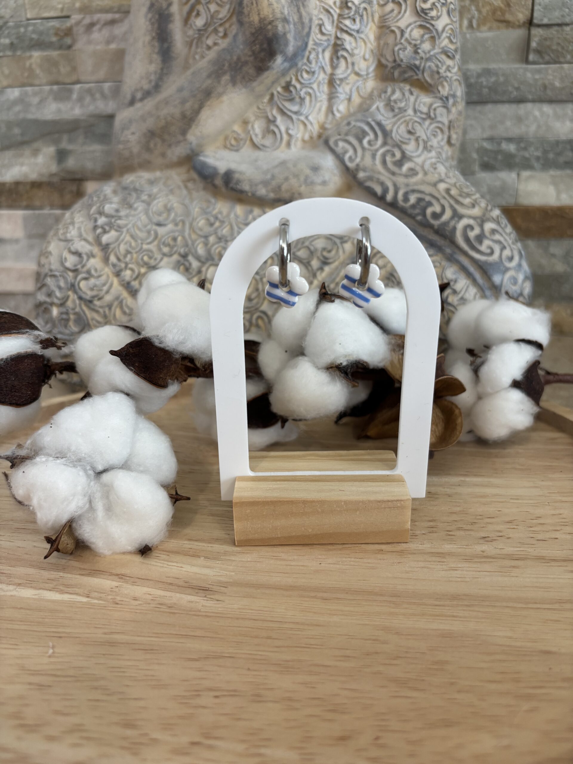 boucles d'oreilles pampilles avec créoles en acier inoxydable fabriqué à la main en argile polymère mini fleur blanc et bleu marinière