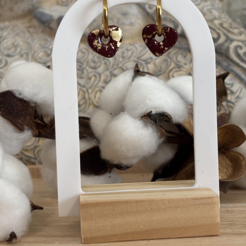 boucles d'oreilles pampilles avec créoles en acier inoxydable fabriqué à la main en argile polymère mini coeur bordeaux et or