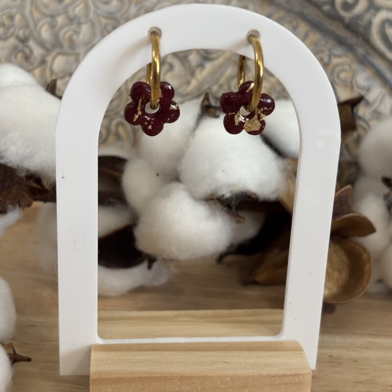 boucles d'oreilles pampilles avec créoles en acier inoxydable fabriqué à la main en argile polymère mini fleur bordeaux et or
