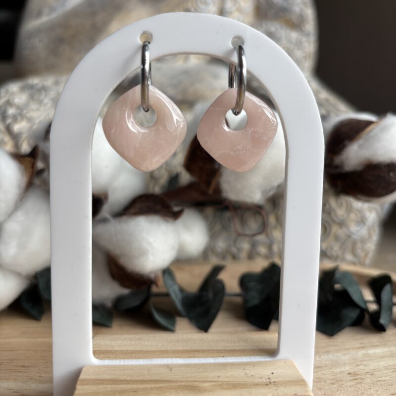 boucles d'oreilles pampilles interchangeable en argile polymère rose effet quartz rose. avec résine uv. créoles en acier inoxydable argenté