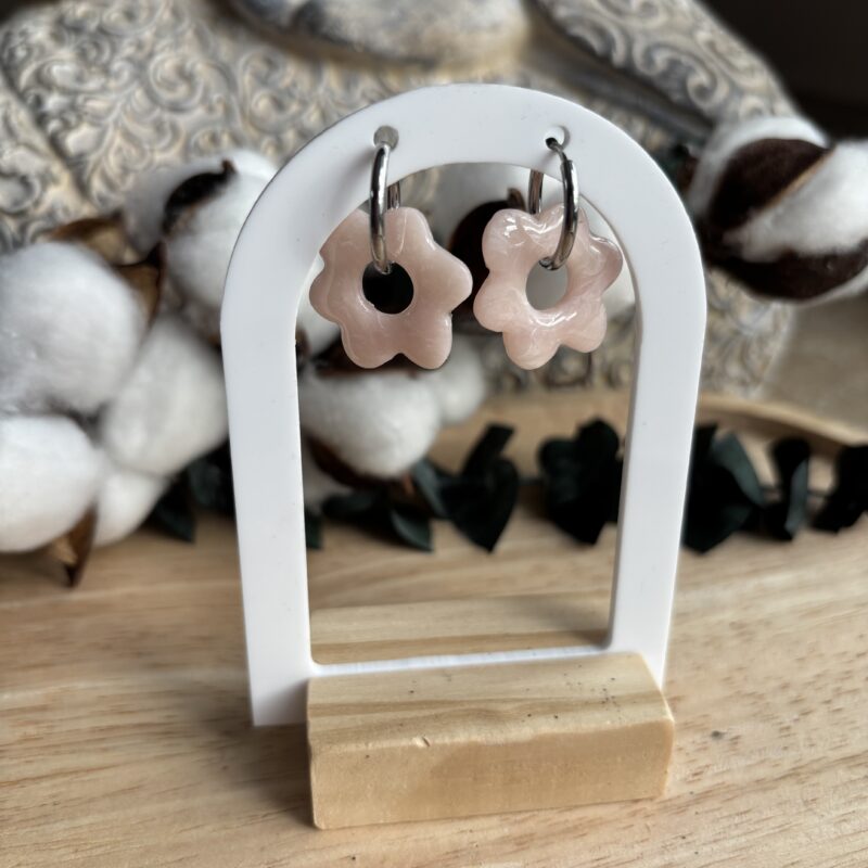 boucles d'oreilles pampilles interchangeable en forme de fleur en argile polymère rose effet quartz rose. avec résine uv. créoles en acier inoxydable argenté