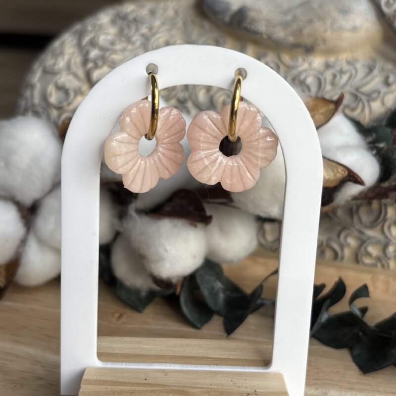 boucles d'oreilles pampilles interchangeable en forme de fleur en argile polymère rose effet quartz rose. avec résine uv. créoles en acier inoxydable argenté