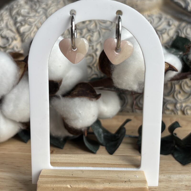 boucles d'oreilles pampilles interchangeable en forme de coeur en argile polymère rose effet quartz rose. avec résine uv. créoles en acier inoxydable argenté