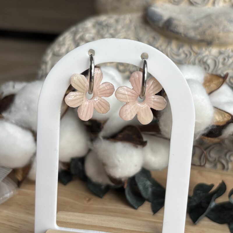 boucles d'oreilles pampilles interchangeable en forme de fleur en argile polymère rose effet quartz rose. avec résine uv. créoles en acier inoxydable argenté