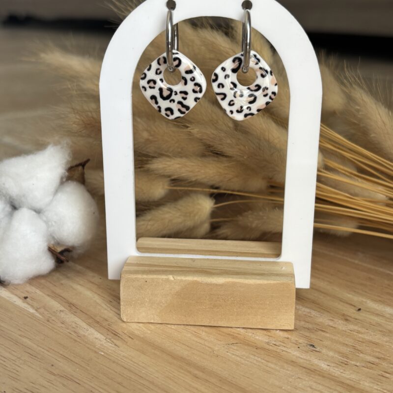boucles d'oreilles pampilles interchangeable en argile polymère effet léopard et résine avec créoles en acier inoxydable doré ou argenté.
