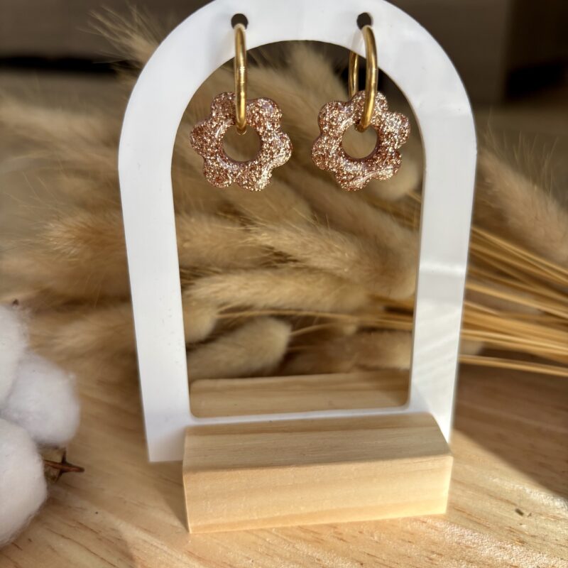 boucles d'oreilles pampilles interchangeable en argile polymère fleur vieux rose et paillettes et résine avec créoles en acier inoxydable doré ou argenté.