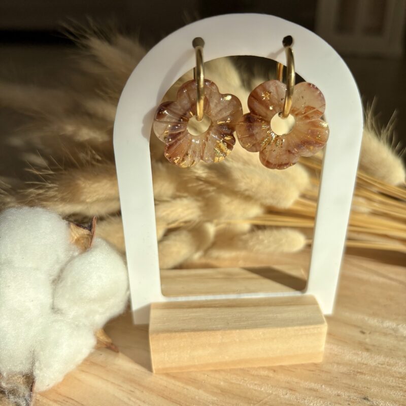 boucles d'oreilles pampilles interchangeable en argile polymère fleur transparente et marron et résine avec créoles en acier inoxydable doré ou argenté.