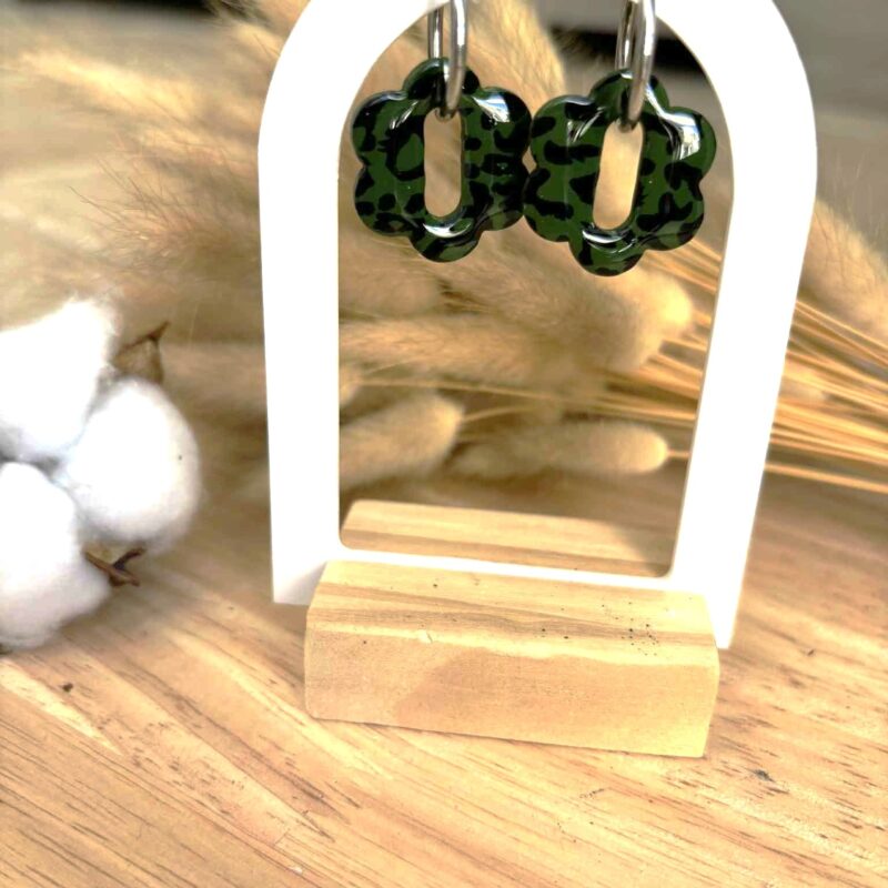 boucles d'oreilles pampilles interchangeable en argile polymère verte avec motif léopard noir et résine UV avec créoles argenté en acier inoxydable