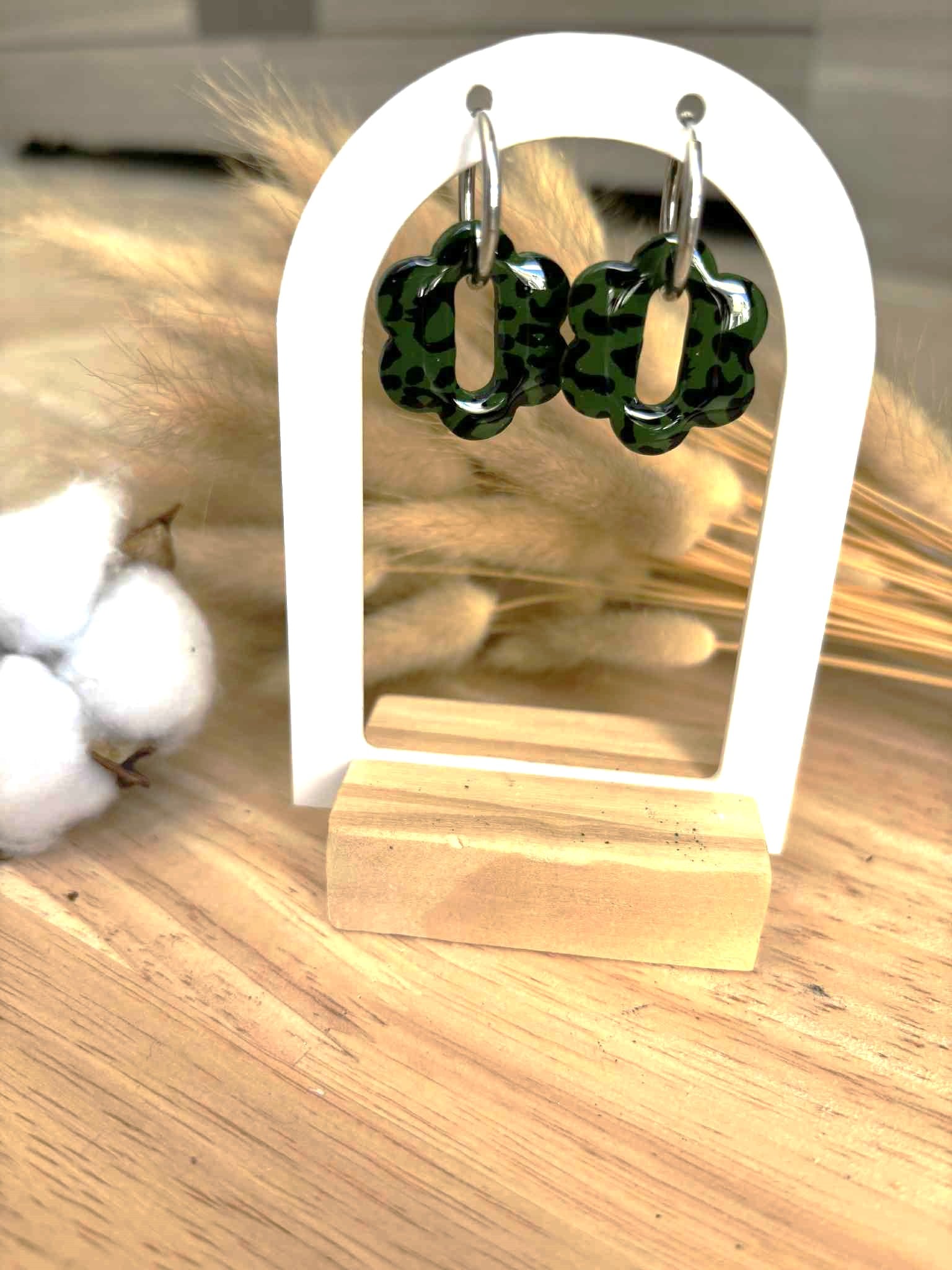 boucles d'oreilles pampilles interchangeable en argile polymère verte avec motif léopard noir et résine UV avec créoles argenté en acier inoxydable